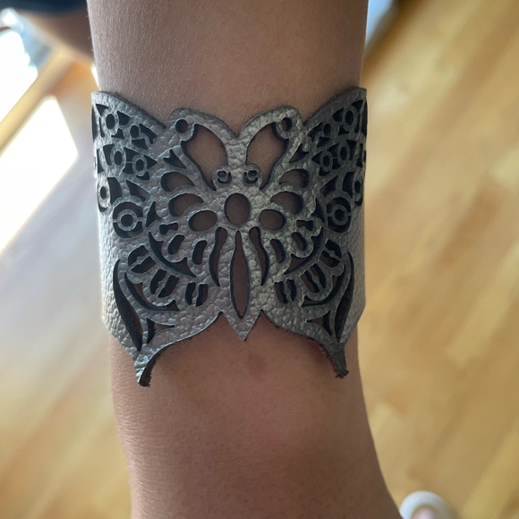 Butterfly 🦋 Leather handcrafted bracelet. Coffee/cocoa colored, pebbled grain - Picture 2 of 5